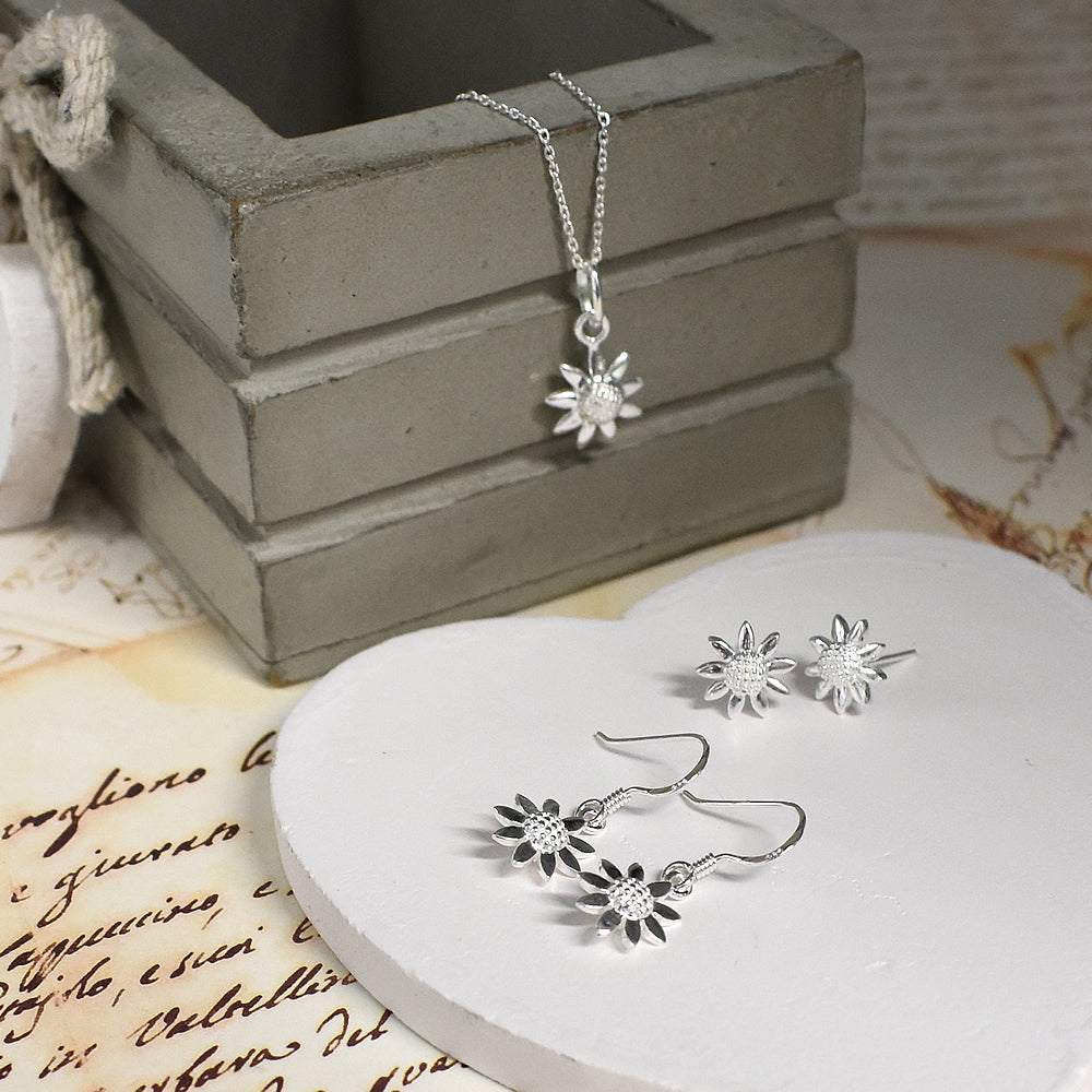 Cora daisy flower pendant