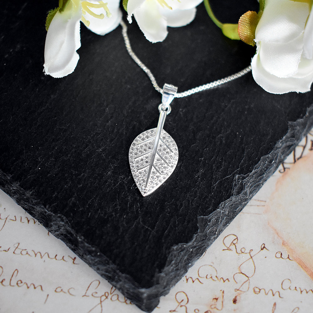Alianna simple leaf pendant