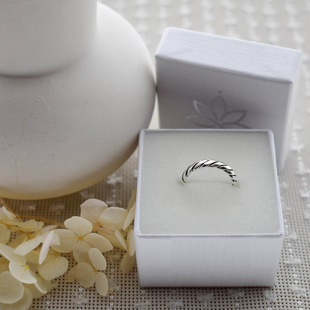 Phoebe flattened rope ring