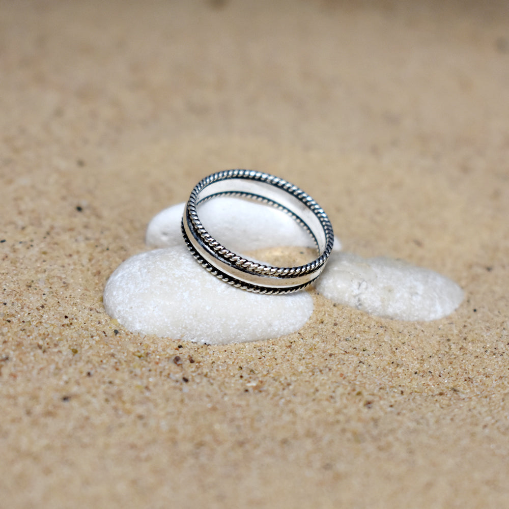 Phoebe flat band with rope detail ring