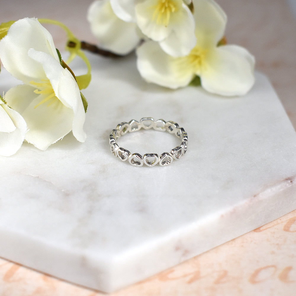 Lily alternating hearts motif band ring