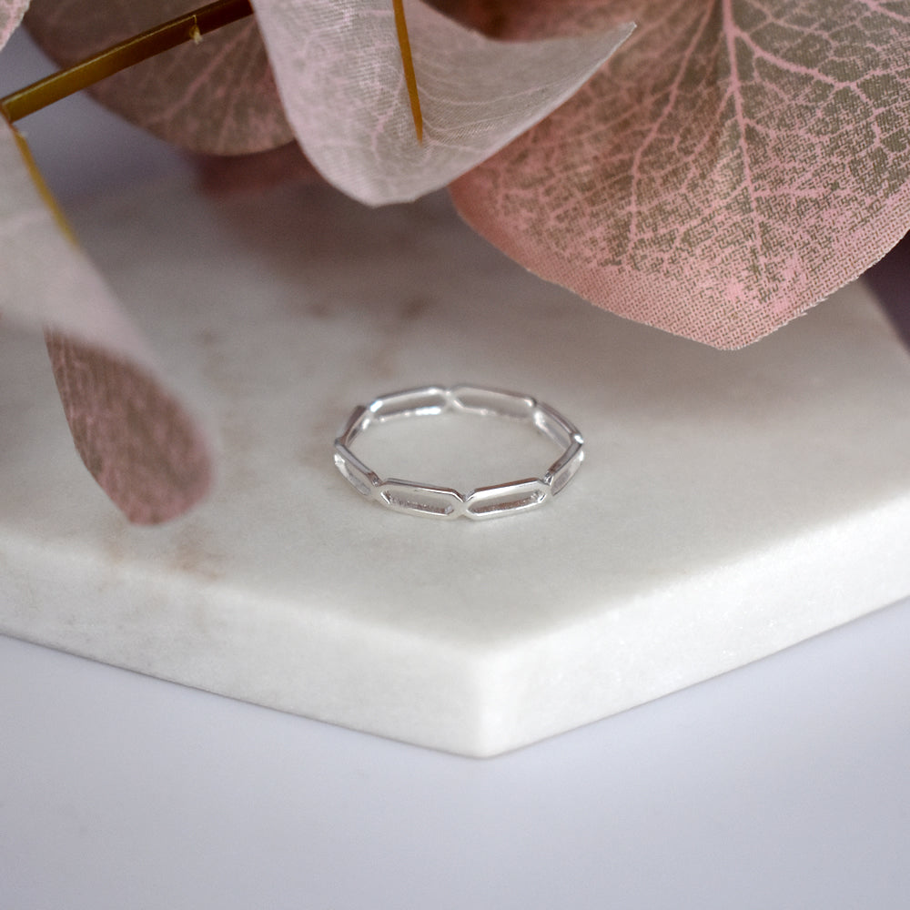 Skyla elongated chain link band ring