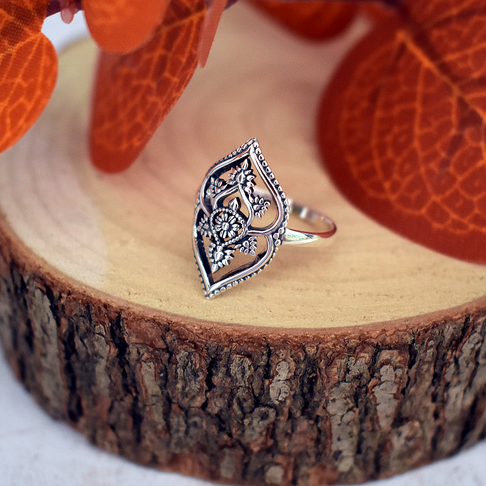 Catalina vintage flower motif ring