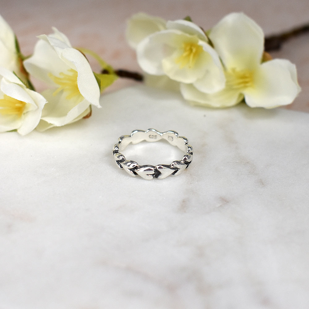 Amora sideways heart band ring