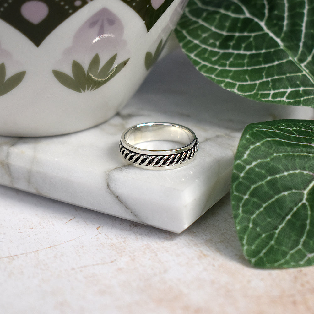 Liana spinning band with diagonal pattern ring