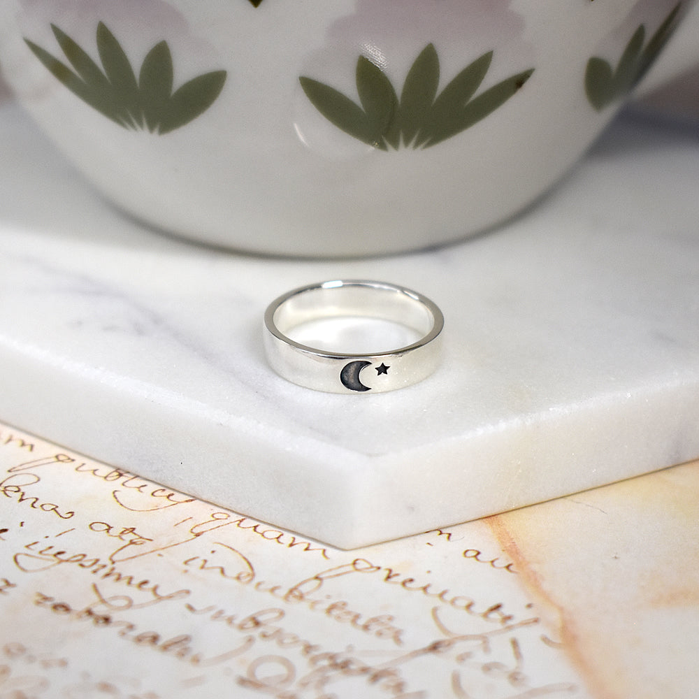 Ginelle high polish band with moon & star ring