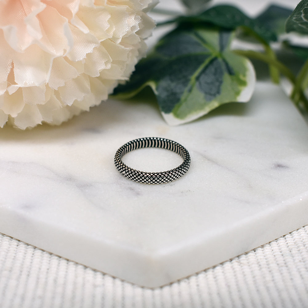 Liana python skin texture ring