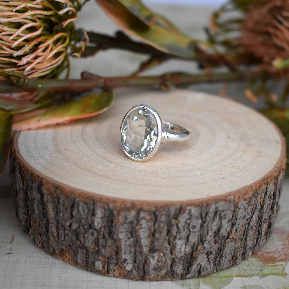 Samira plain oval green amethyst ring