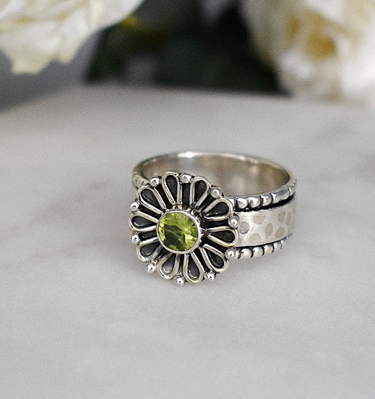 Catalina peridot daisy spinning ring