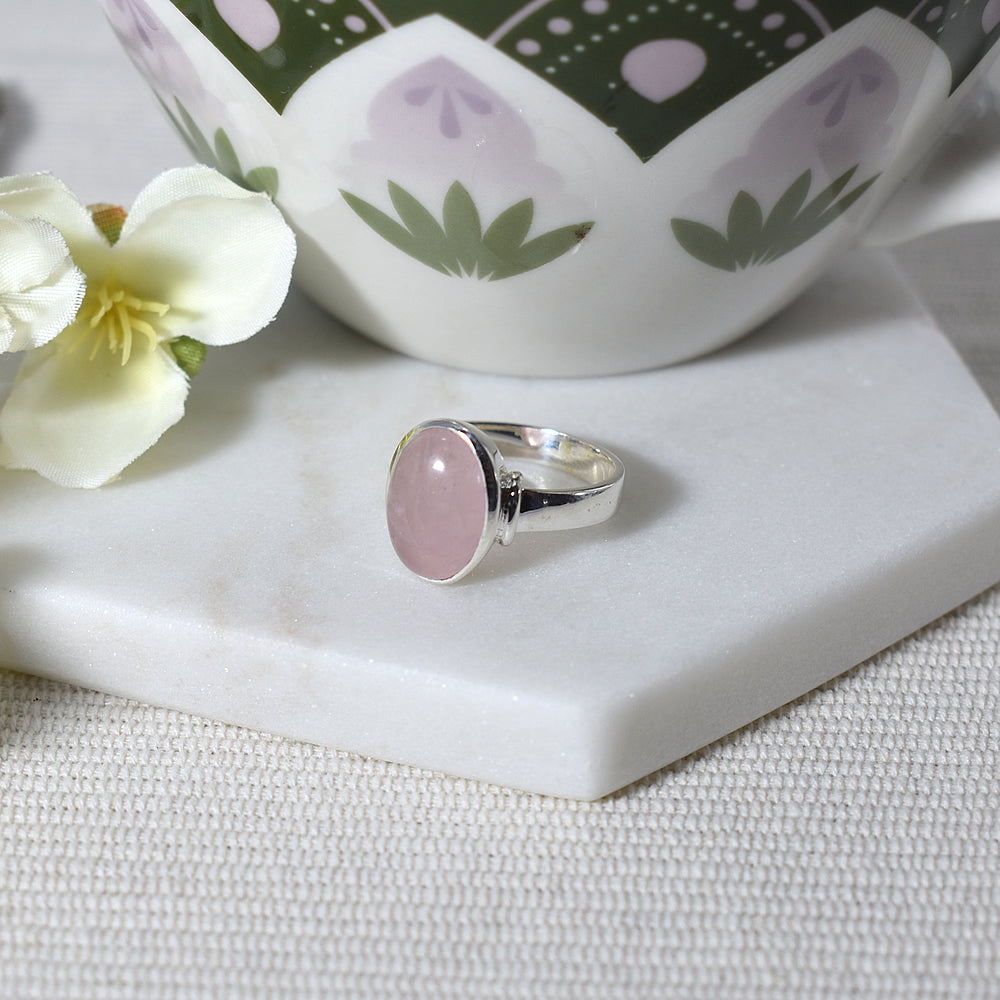 Samira oval rose quartz with shoulder detail ring