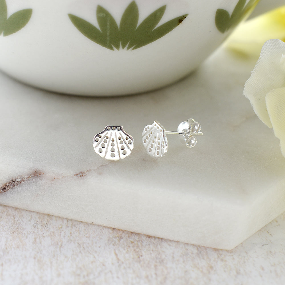 Mila clamshell silhouette studs