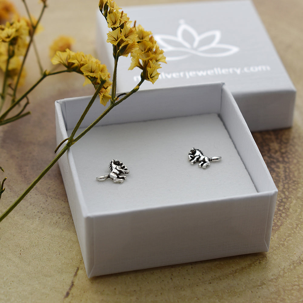 Cavelli detailed horse studs