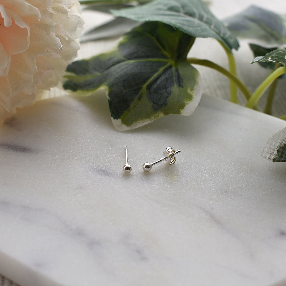 Lara medium ball studs