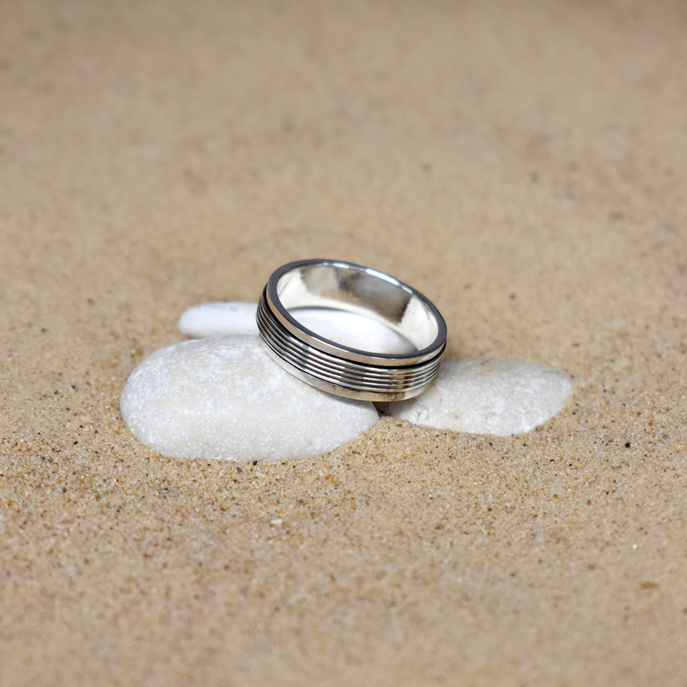 Harley silver ring with horizontally fluted spinning